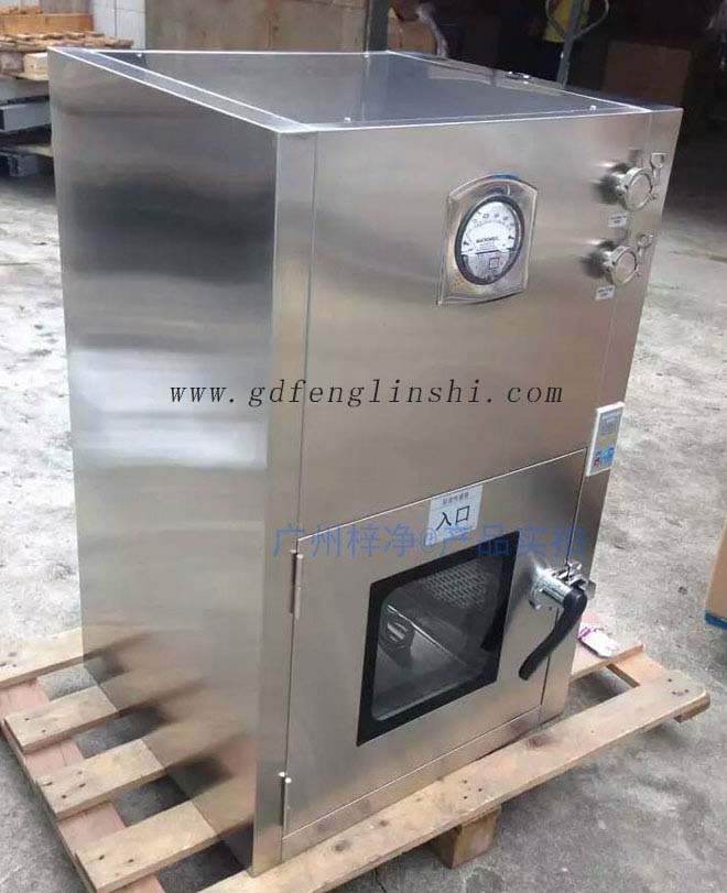 百级洁净层流传递窗是一种洁净室的辅助设备,主要应用于制药厂GMP车间