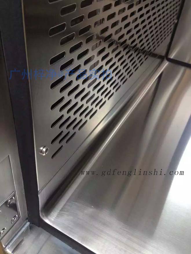 百级层流传递窗内外双层壳体，内部四周圆弧处理，保证无缝隙连接；