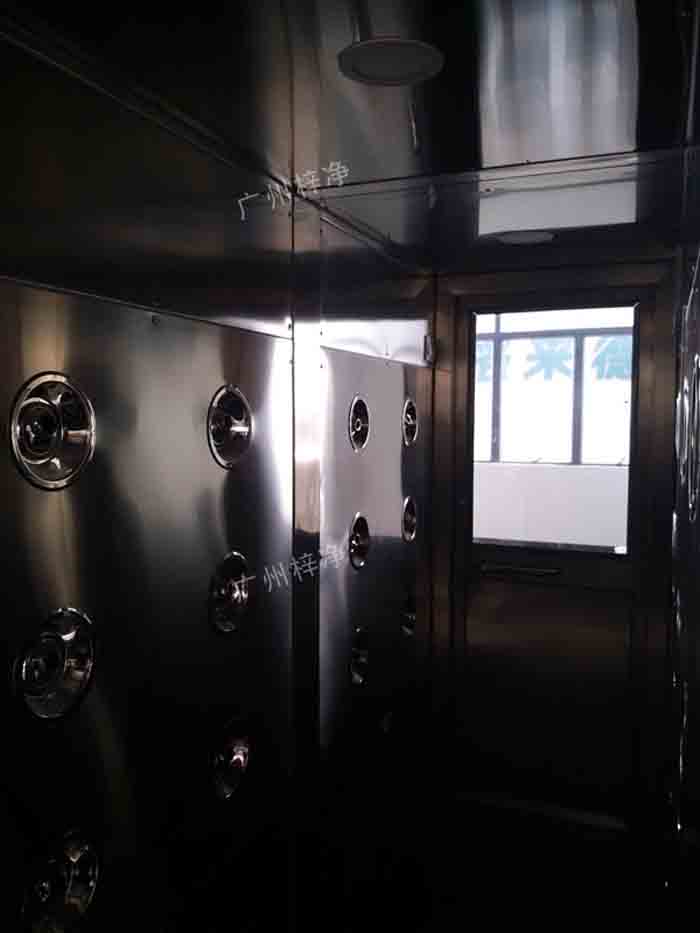 门禁刷卡风淋室内结构整个产品外形板材采用304不锈钢板材冲压成型，防锈、坚固耐用