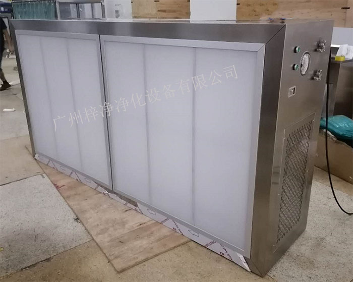 洁净层流罩它主要由箱体、风机、初效空气过滤器、高效空气过滤器、阻尼层、灯具等组成。