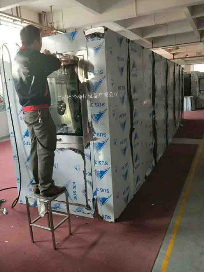 1590型风淋室-标准双人风淋室是人/货物进出洁净室常用的一种净化装置。