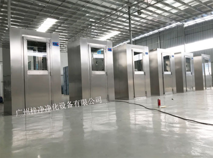 风淋室又可起到气闸的作用，阻止未净化的空气进入洁净区域。
