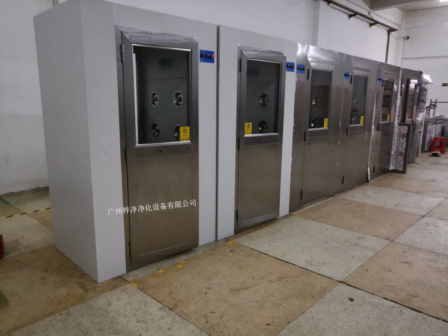 风淋室是人员或货物进入洁净无尘车间的必备洁净净化设备(