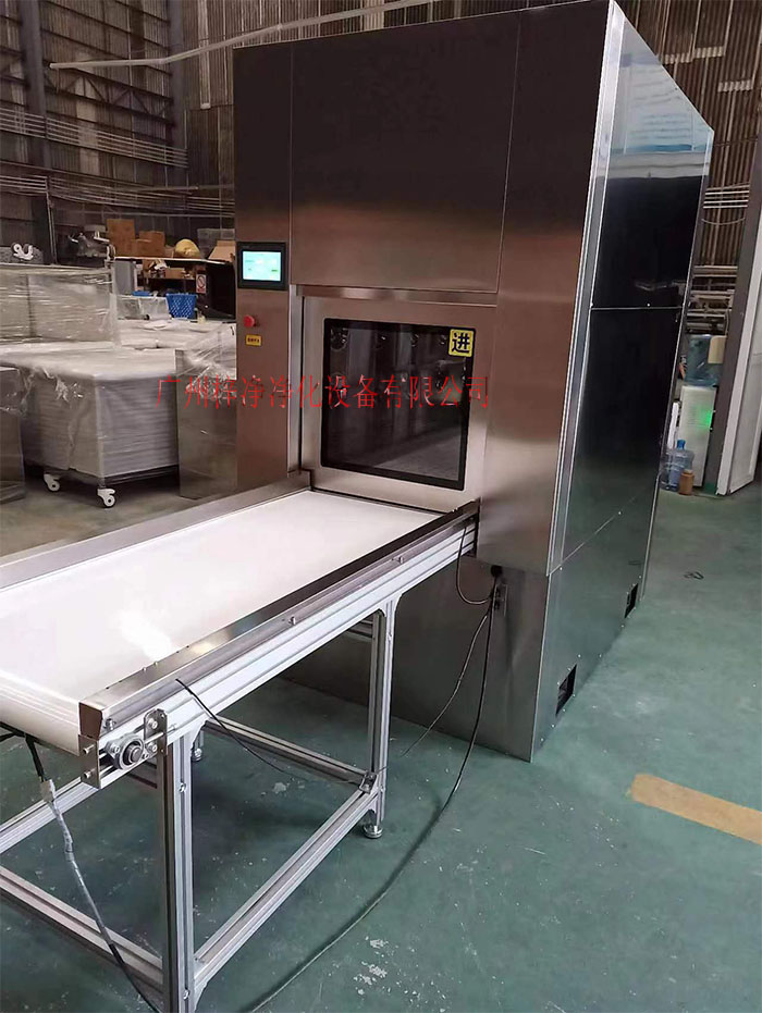 输送带传递窗还可吹淋被传递物品的表面，防止物品可能携带尘埃进入洁净室。