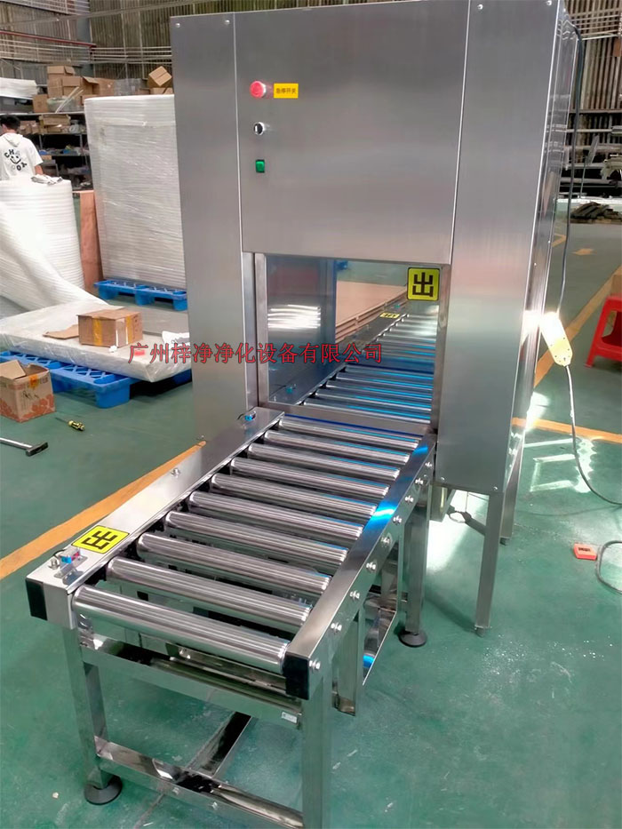 传动带输送线传递窗的制作法于其它普通传递窗不一样，传动带输送线传递窗下面加了条流水线，上层要传递货物。