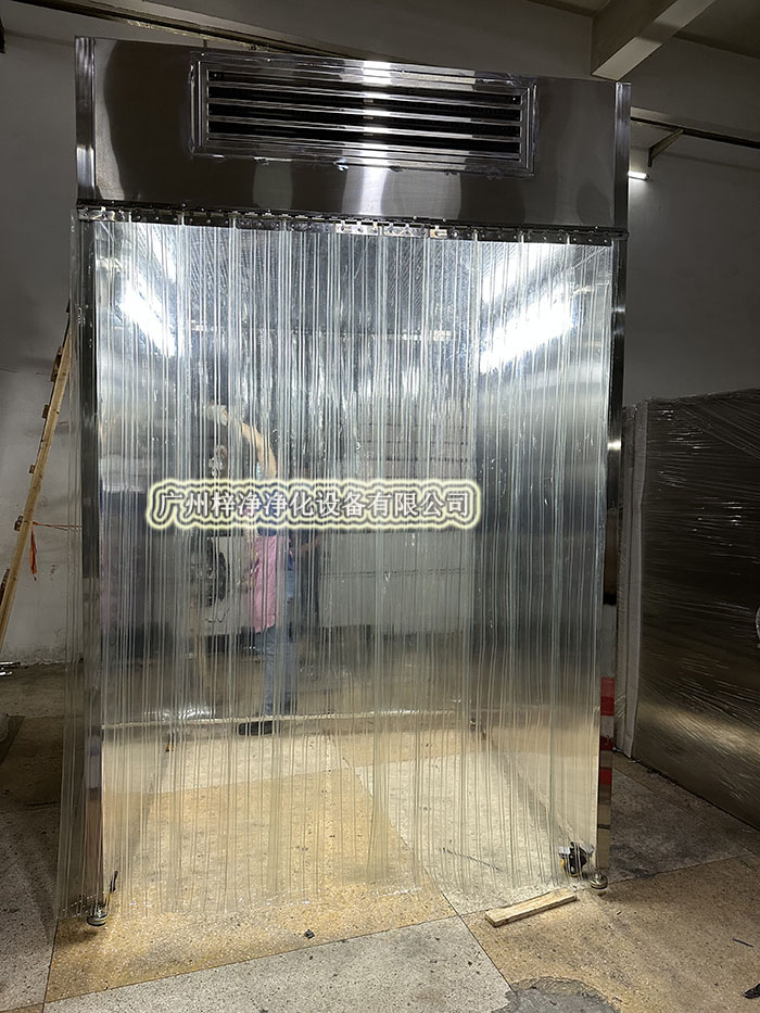 洁净采样车工作原理是从室内空气经过初效过滤器、高效过滤器出风的形式达到高洁净度的工作环境，是一种垂直流局部空气净化装置。