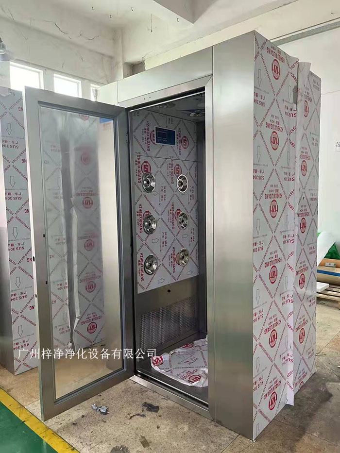 风淋室可以帮助人员快速去除外层服装上的尘埃