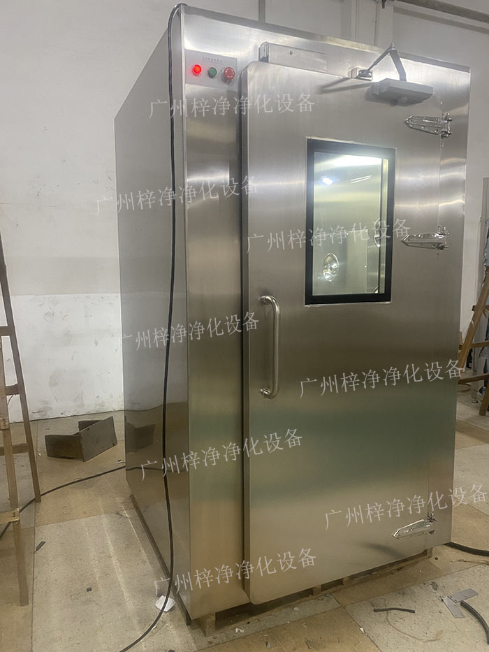 高端满焊风淋室采用满焊接工艺，无缝连接，防止尘埃进入，确保洁净室的空气质量。