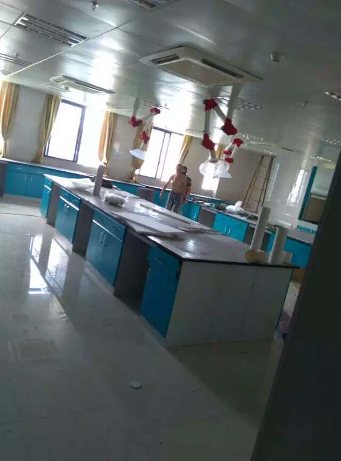 实验台应安装在稳固的支撑结构上，确保实验台在使用过程中的稳定性。