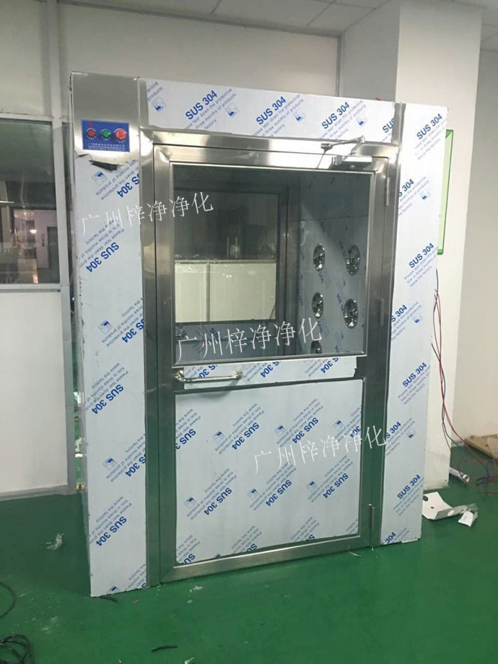 防爆风淋室是指风淋室的电机、指示灯、照明灯、接线管必须严格按照防爆标准