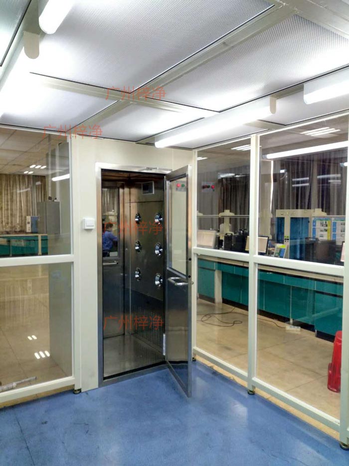 洁净棚的洁净度应与风淋室和传递窗相同