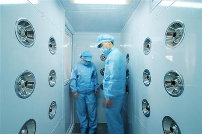 进入风淋室前，应佩戴专用鞋套和帽子，鞋套应与地面接触面完全覆盖，帽子则应能覆盖头发，防止头发飞扬。