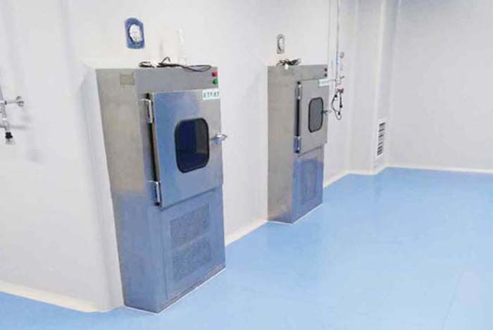 开启传递窗：按照实验室规定的方式开启传递窗，通常为从外向内或从内向外开启。