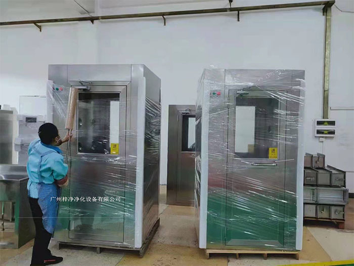 在风淋室外部包装上，使用缠绕膜可以进一步提高包装的密封性和抗冲击性。