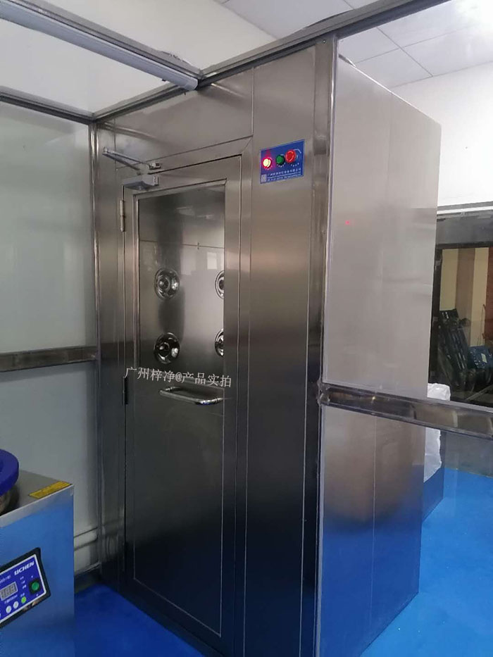 药行业实验室的风淋室可以根据实验室的具体需求进行定制，包括风淋室尺寸、风淋室风速、风淋室高效空气过滤器过滤效率等，以适应不同实验活动的需要。