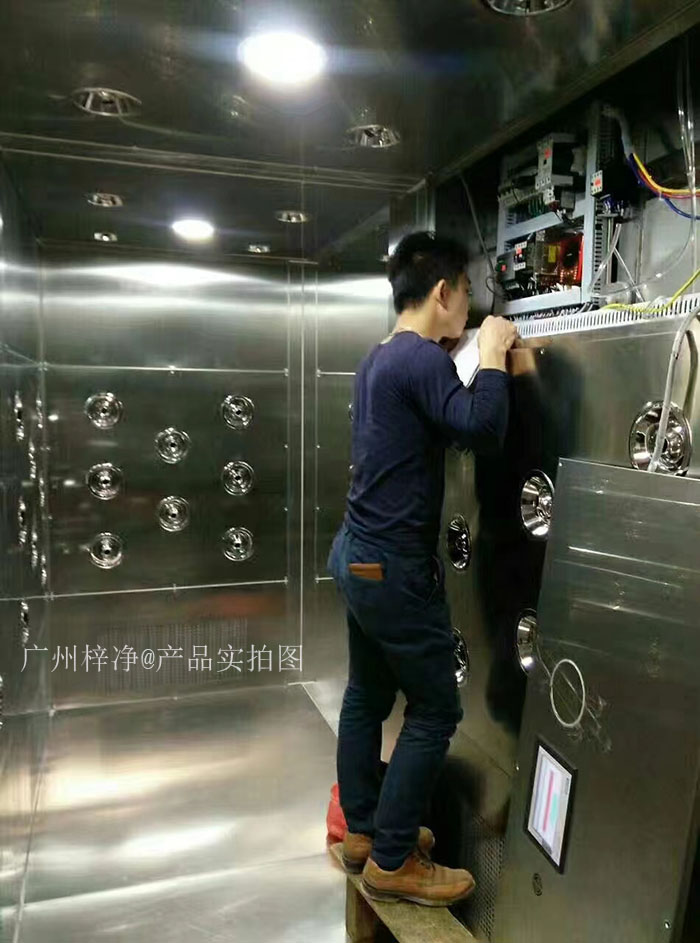 检查风淋室控制器是否损坏，按钮是否失灵。