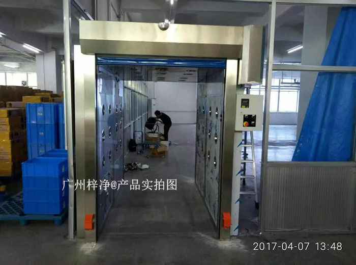 快速卷帘门风淋室和快速卷帘门货淋室的工作原理主要基于高效过滤器和快速气流交换。