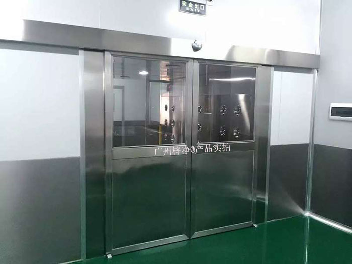 自动门风淋室采用自动感应技术，当人员接近时，门会自动开启，人员通过后自动关闭。