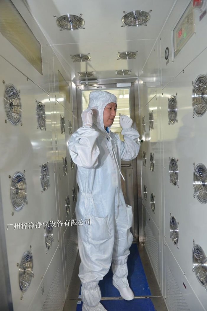 操作人员应严格按照风淋室的工作流程进行操作，不可随意更改顺序。