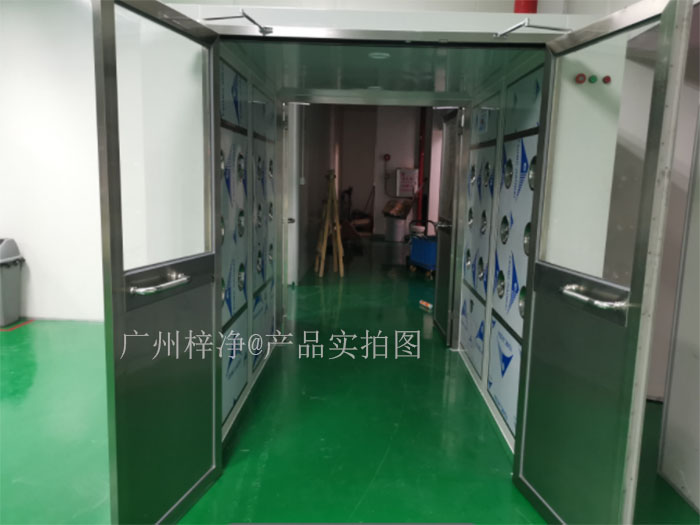 货淋室则是为了对货物进行空气净化，防止货物在搬运过程中携带的尘埃污染产品或工作环境