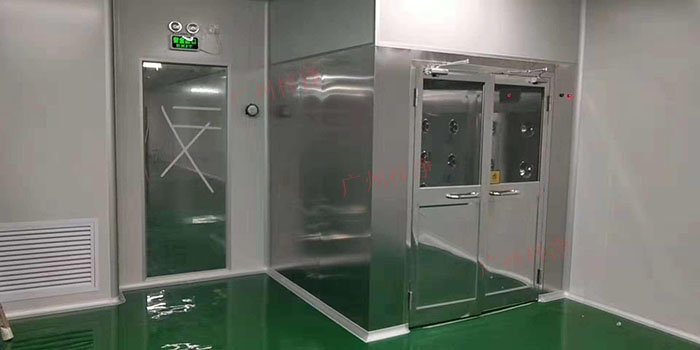 风淋室能够快速净化进入洁净室的人员，缩短净化时间，提高生产效率。