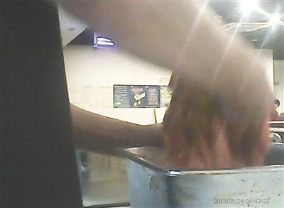 在开餐前，烤肉店一名员工正徒手搅拌肉片。
