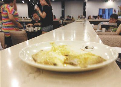 客人剩下的鱼，被摆在一旁的石台上，它们随后被送往后厨，绕一圈后再次出现在餐台。
