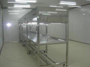 超净工作台是种提供局部净化的净化设备，它的使用对改善工艺条件，提高产品质量和增大成品率均有良好的效果。简单的说就是：在特定的空间，进行杀菌净化的一种设备。</