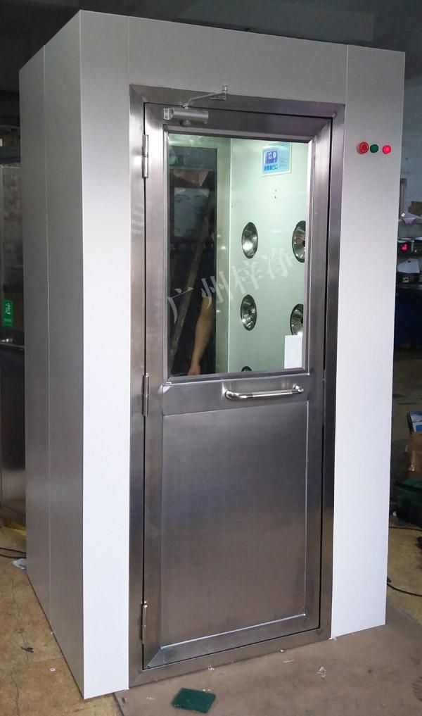 1200型风淋室是进入洁净室所必需的通道，可以减少进出洁净室所带来的污染问题。