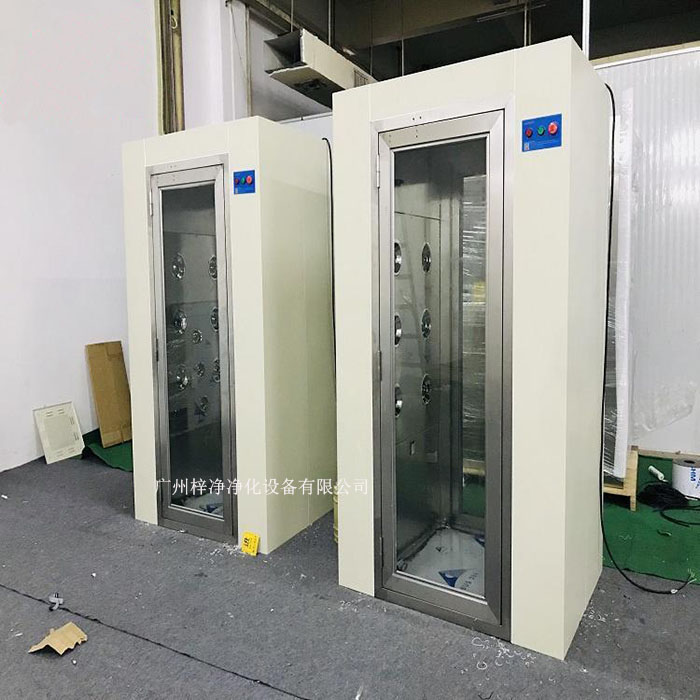 洁净室、实验室配套风淋室通道底座顶部的两侧安装有壳体