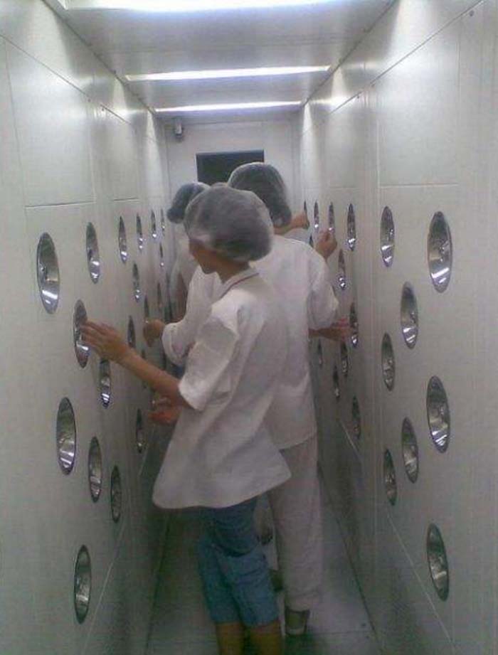 风淋室使用规定：进入洁净室前必须穿戴洁净服